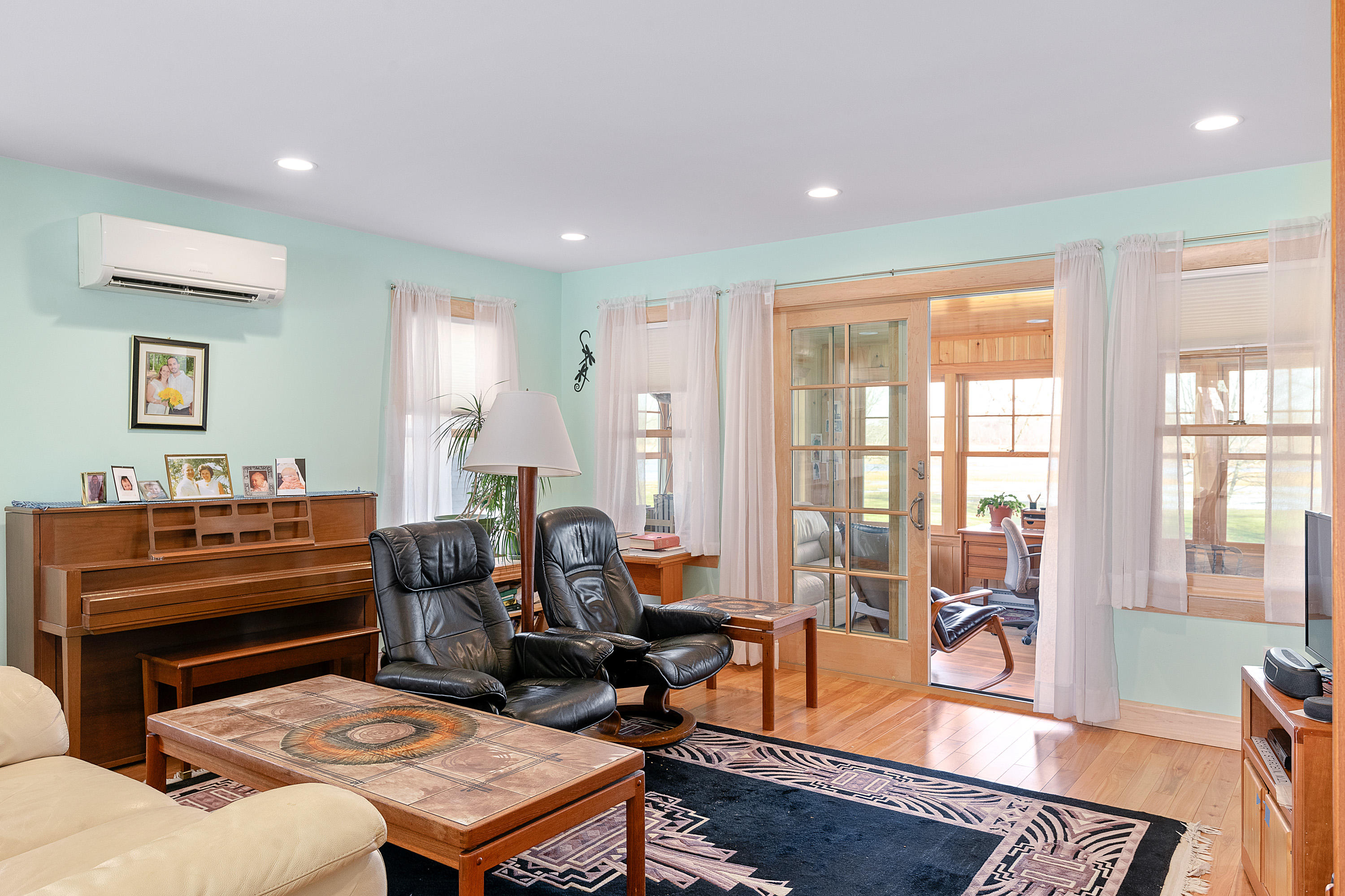 330 Drakes Island Road Wells, ME 04090 - Photo 10 of 38 Living Room