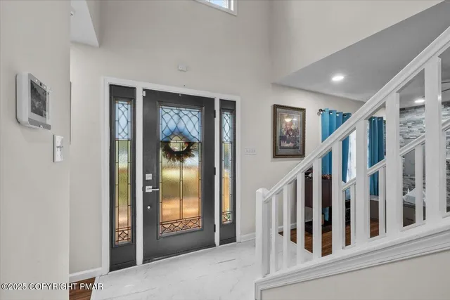 a view of an entryway with a livingroom