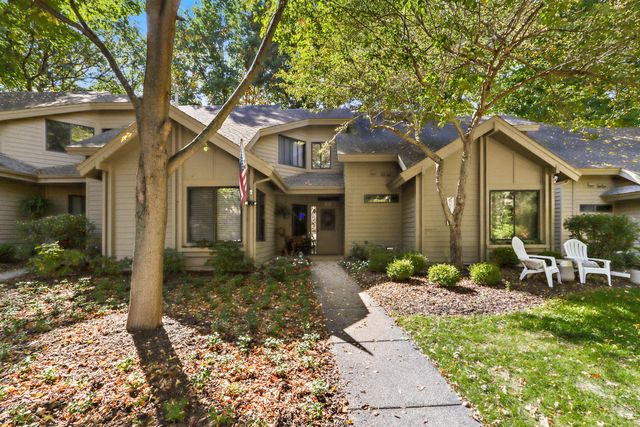 1038 Briarwood Drive, Fontana, WI 53125