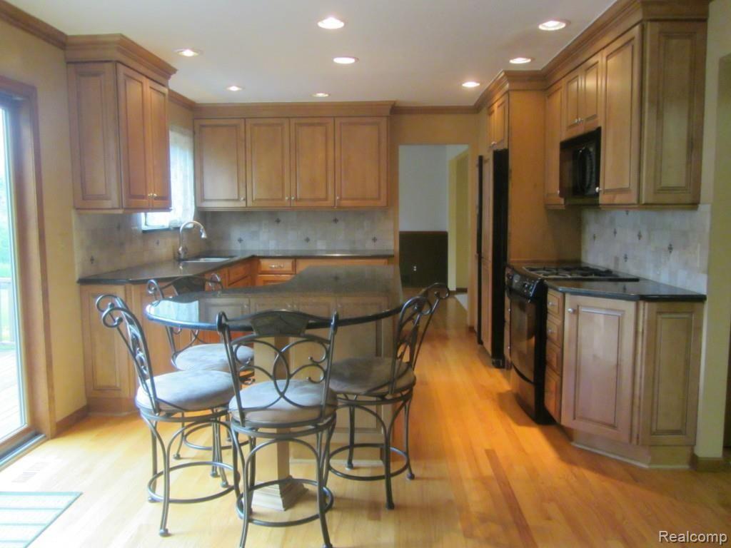 2257 Norton Road Rochester Hills, MI 48307 - Photo 3 of 27