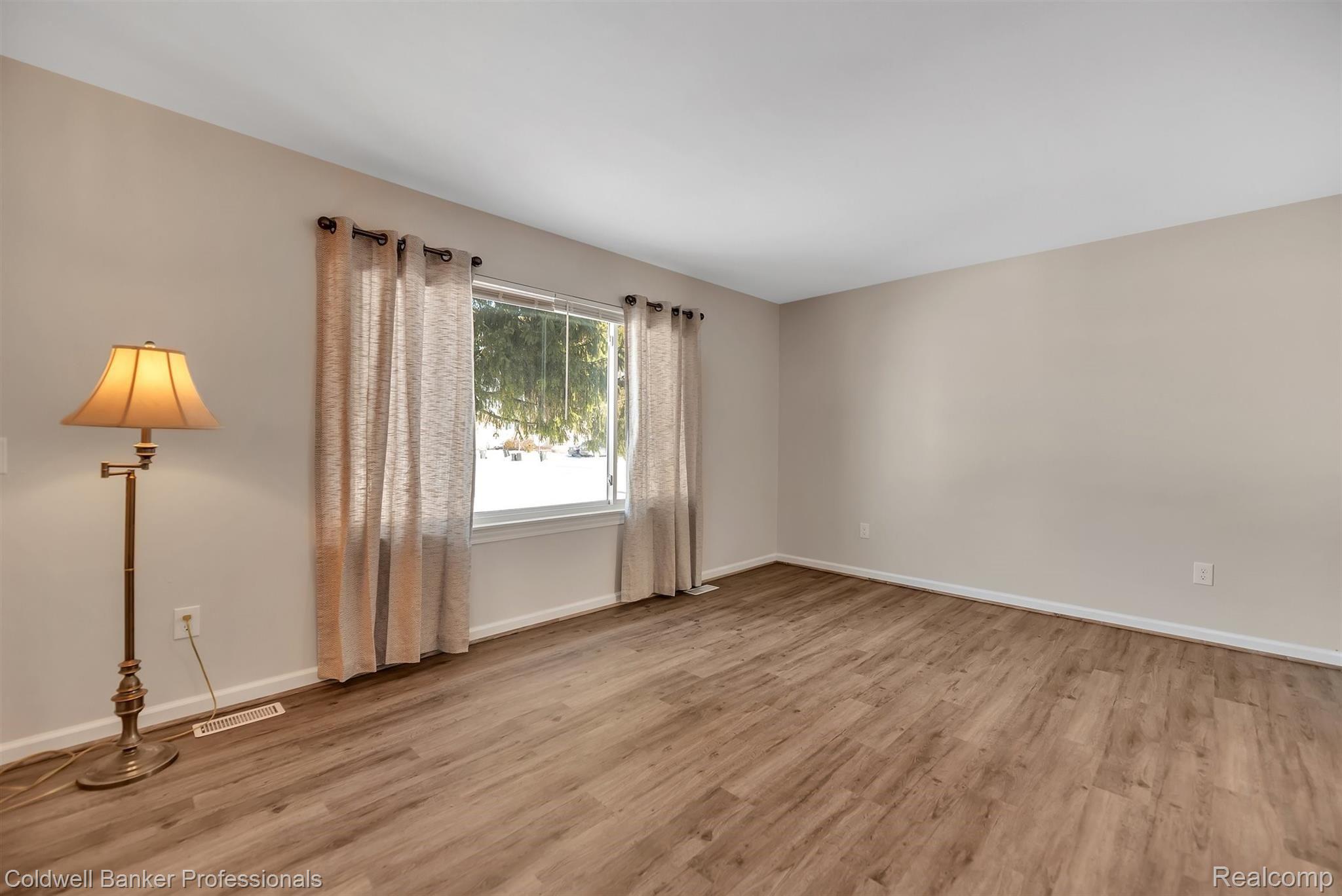 43817 Applewood Road Canton, MI 48188 - Photo 6 of 35 Lots of natural light!