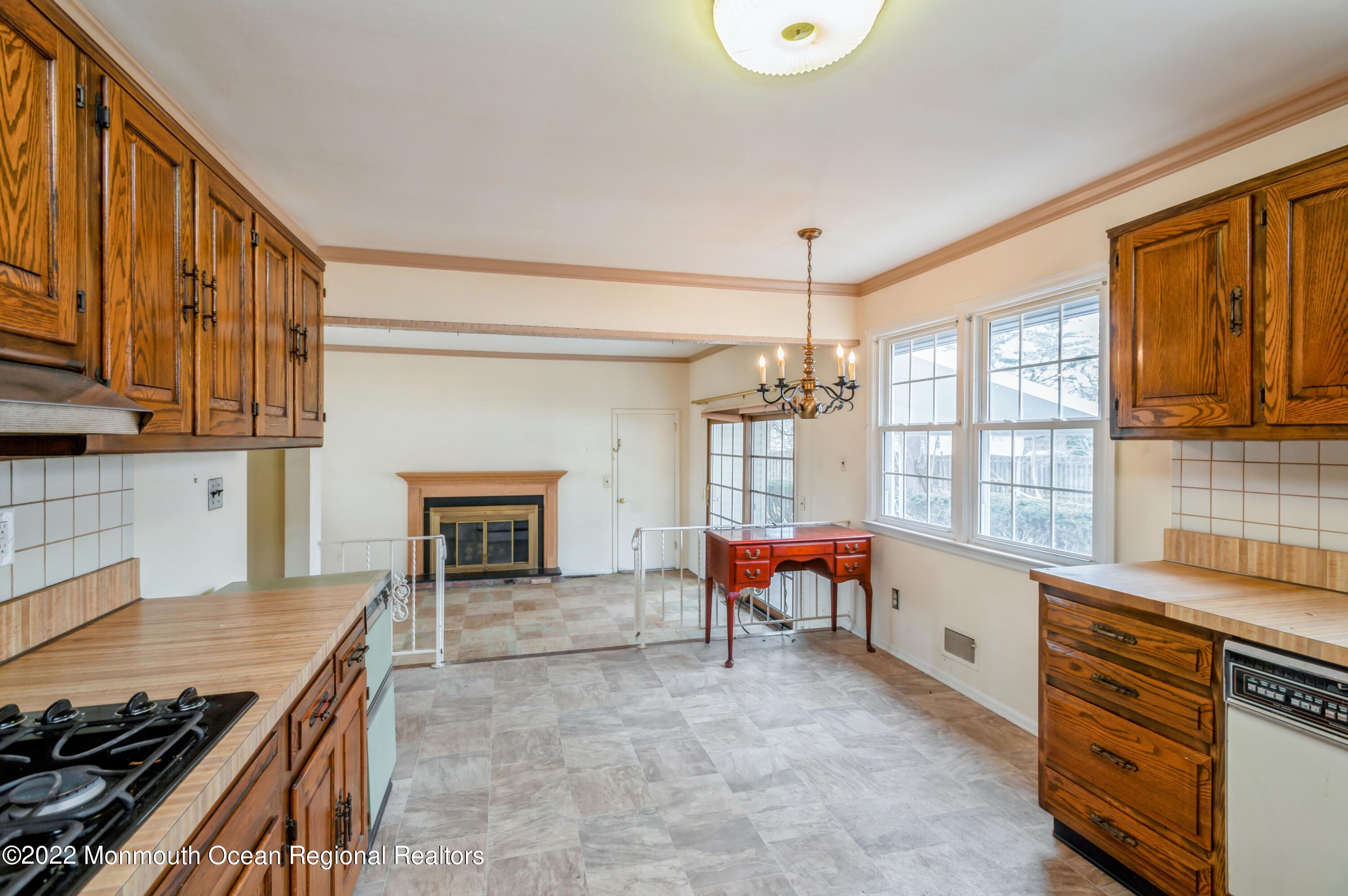 943 Middletown-Lincroft Road, Unit R Middletown, NJ 07748 - Photo 11 of 25 09_943MiddletownLincroftRd_177002_Kitche
