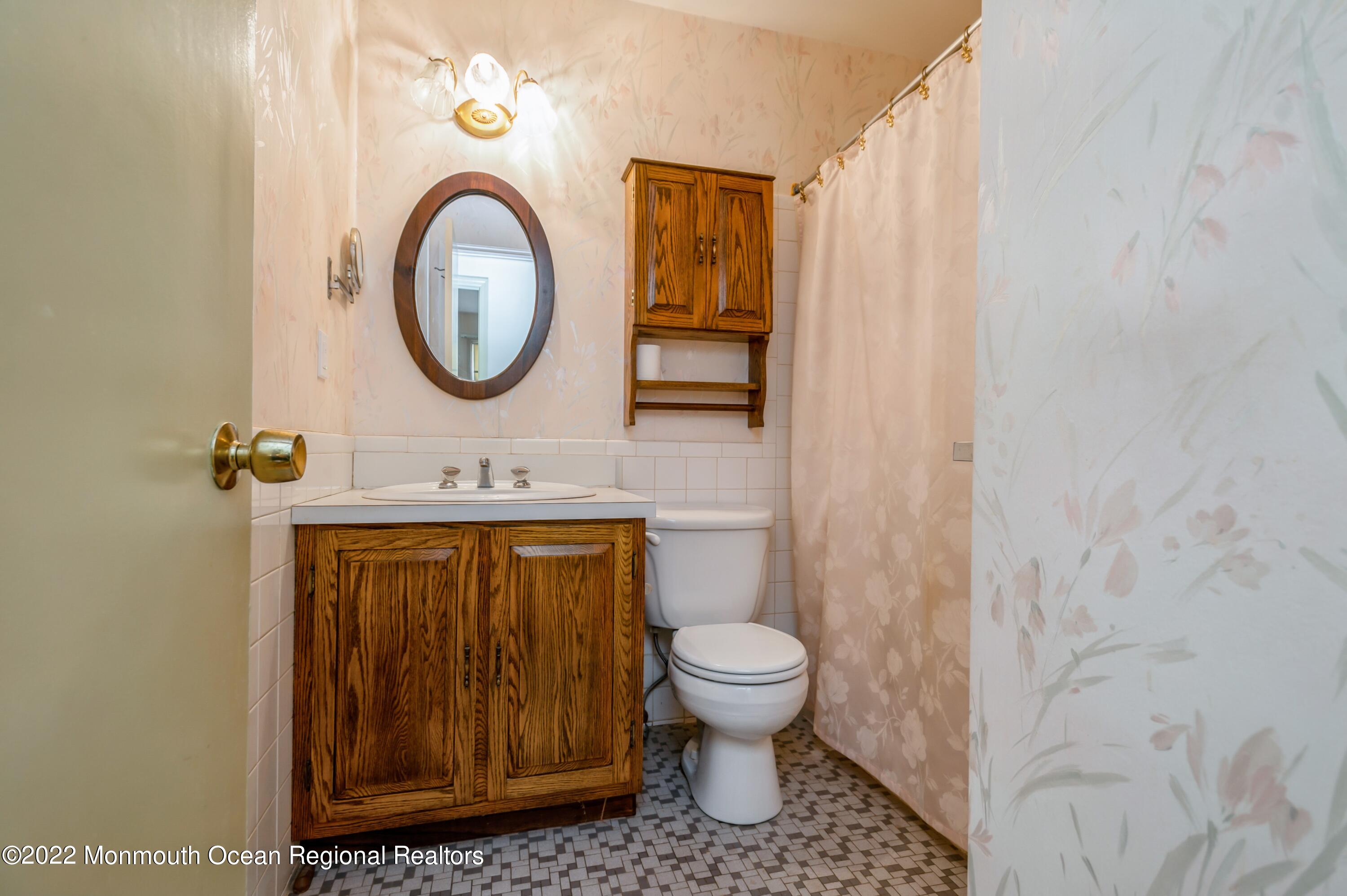 943 Middletown-Lincroft Road, Unit R Middletown, NJ 07748 - Photo 23 of 25 23_943MiddletownLincroftRd_8_Bathroom_Hi