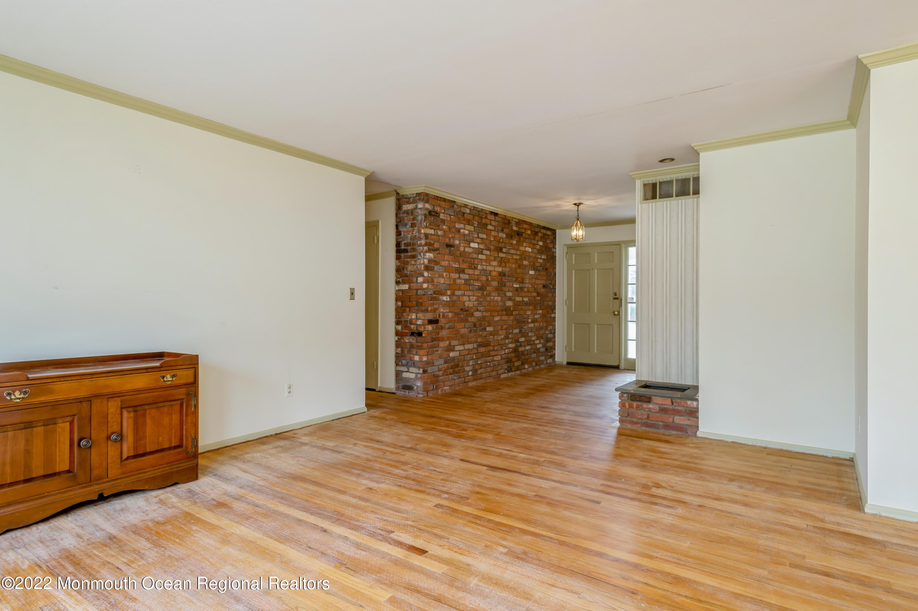 943 Middletown-Lincroft Road, Unit R Middletown, NJ 07748 - Photo 5 of 25 06_943MiddletownLincroftRd_10001_LivingR