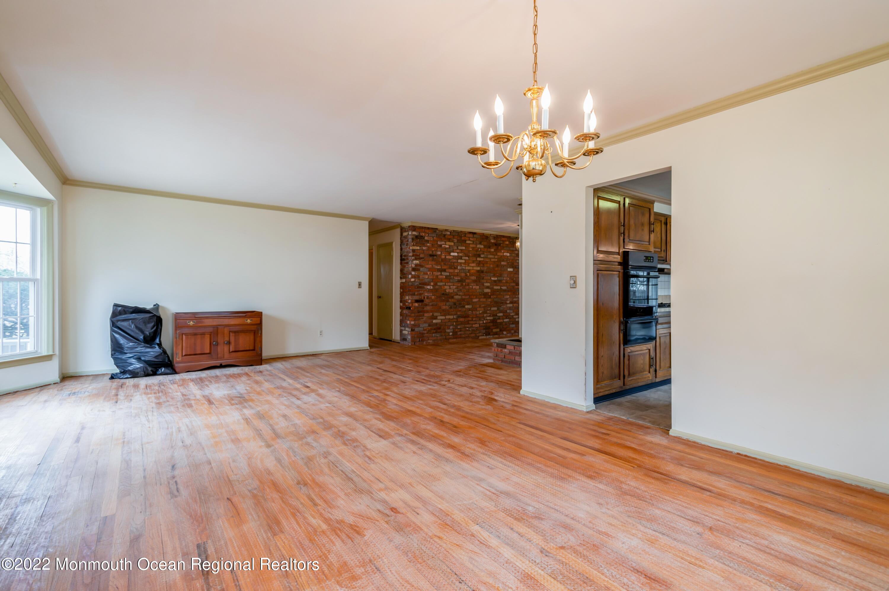 943 Middletown-Lincroft Road, Unit R Middletown, NJ 07748 - Photo 8 of 25 12_943MiddletownLincroftRd_369001_Dining