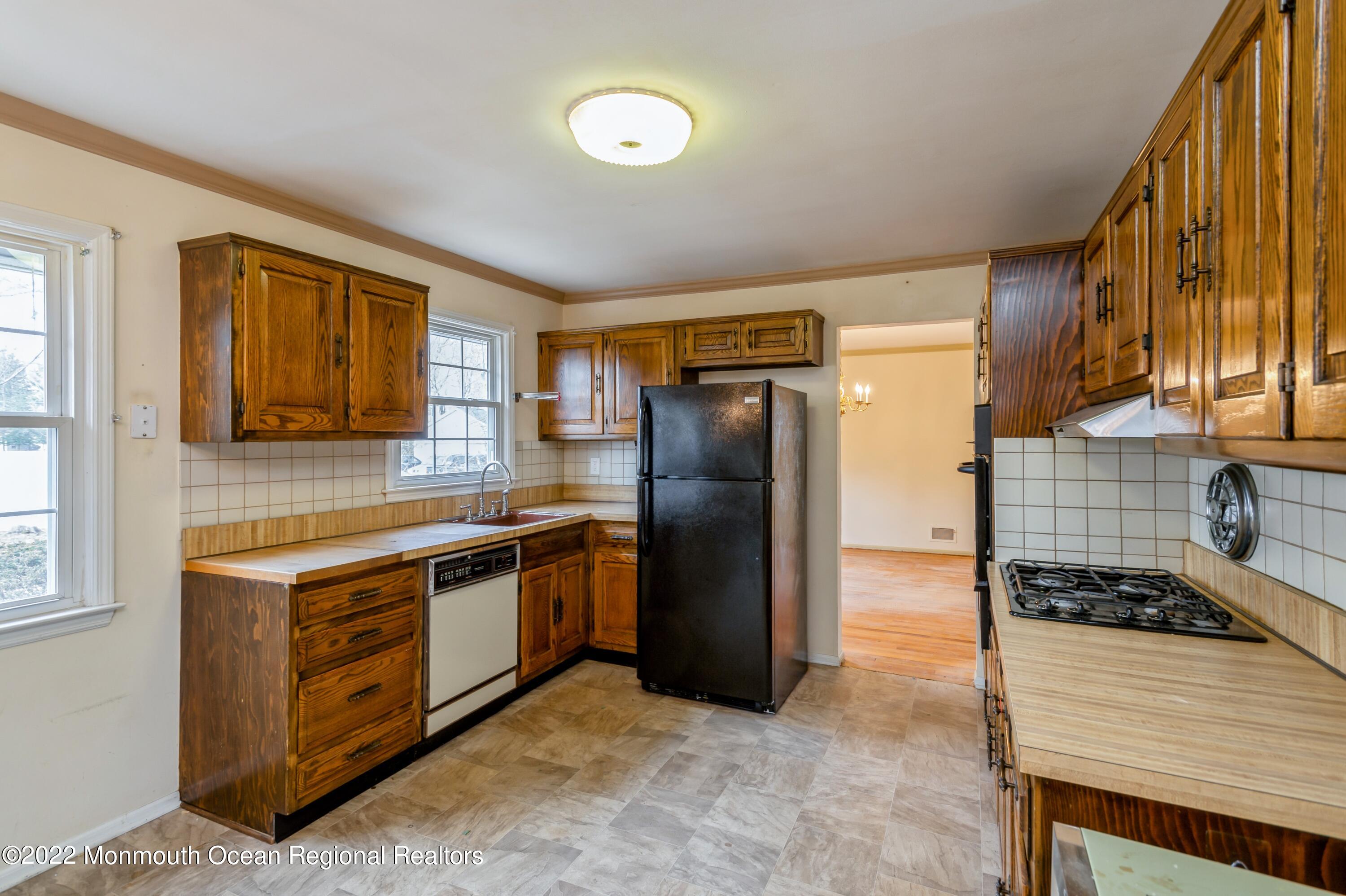 943 Middletown-Lincroft Road, Unit R Middletown, NJ 07748 - Photo 9 of 25 07_943MiddletownLincroftRd_5_Kitchen_HiR