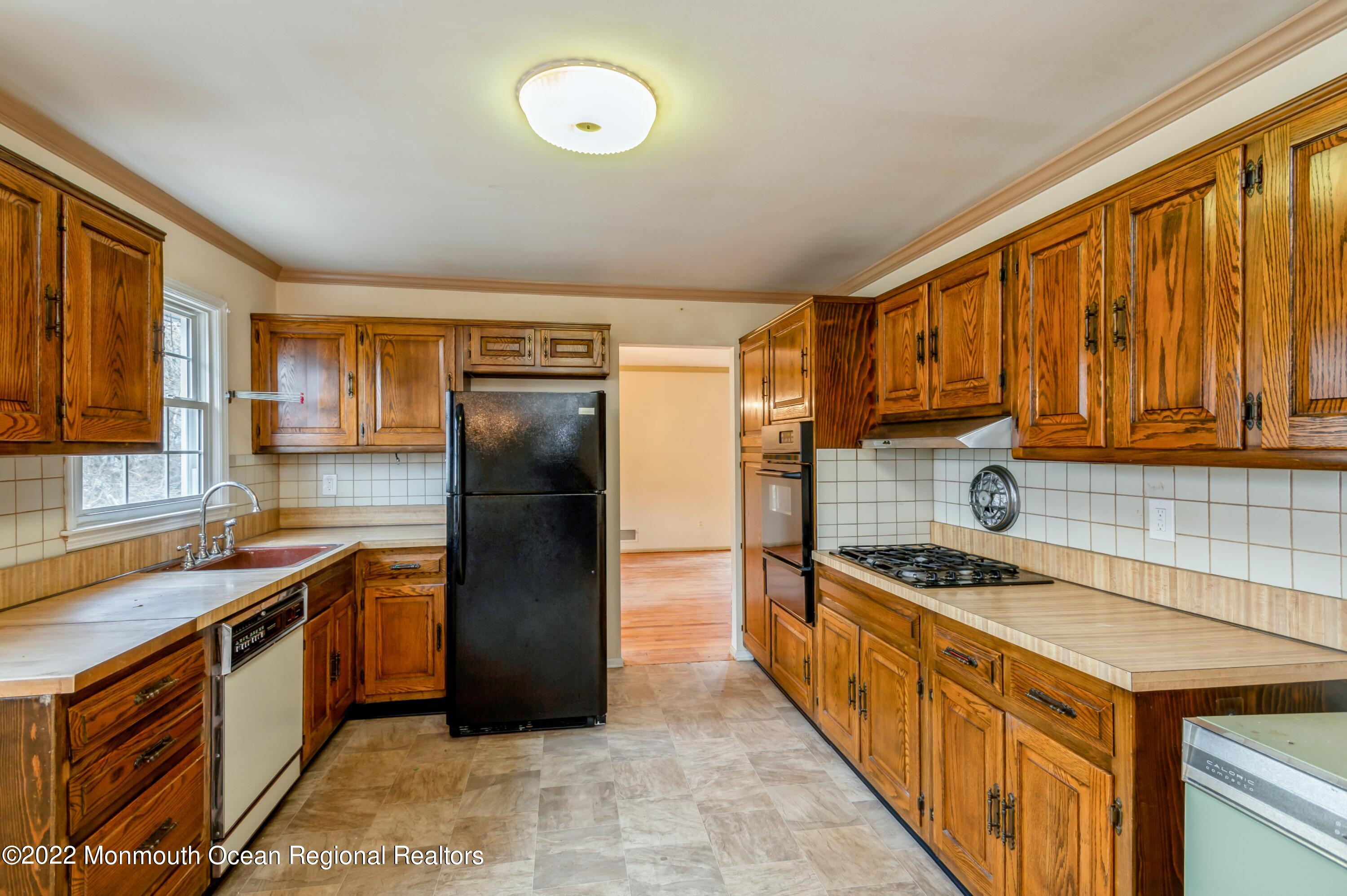 943 Middletown-Lincroft Road, Unit R Middletown, NJ 07748 - Photo 10 of 25 08_943MiddletownLincroftRd_177001_Kitche