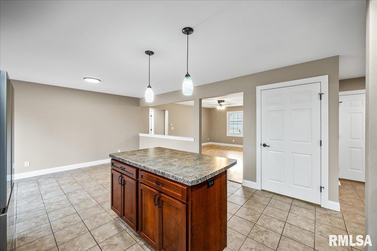 914 South Johanson Road Peoria, IL 61607 - Photo 11 of 32
