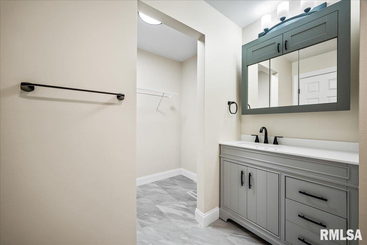914 South Johanson Road Peoria, IL 61607 - Photo 15 of 32