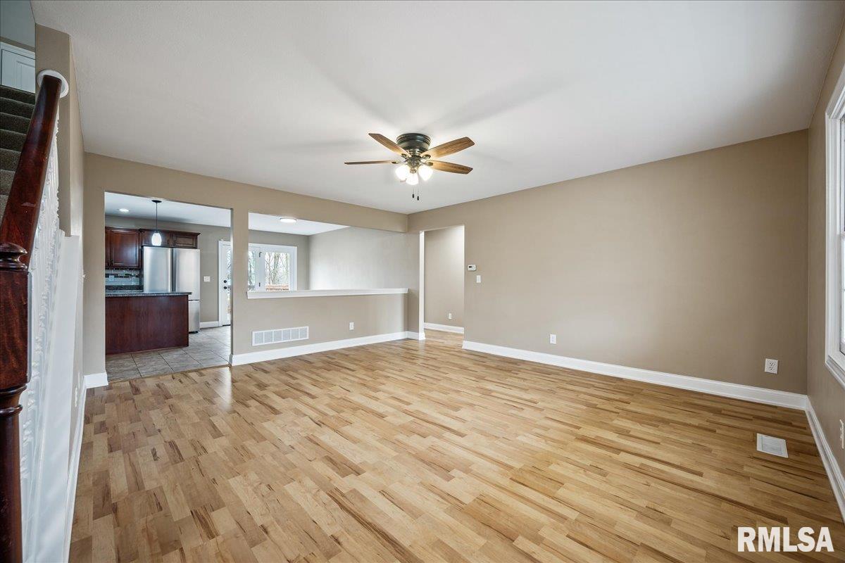 914 South Johanson Road Peoria, IL 61607 - Photo 5 of 32