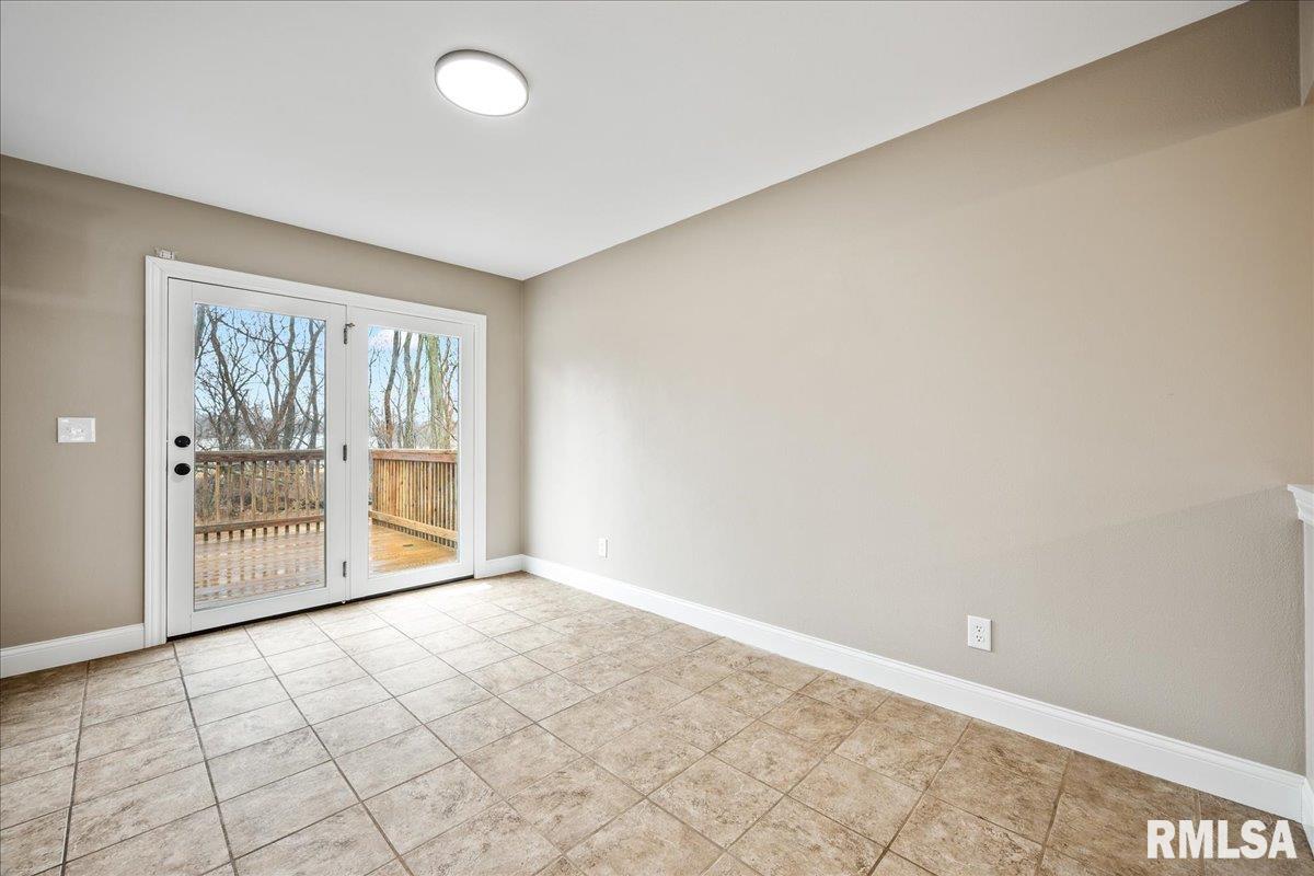 914 South Johanson Road Peoria, IL 61607 - Photo 7 of 32