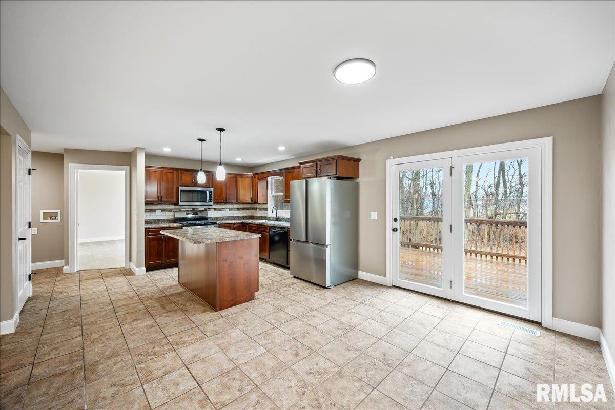 914 South Johanson Road Peoria, IL 61607 - Photo 8 of 32