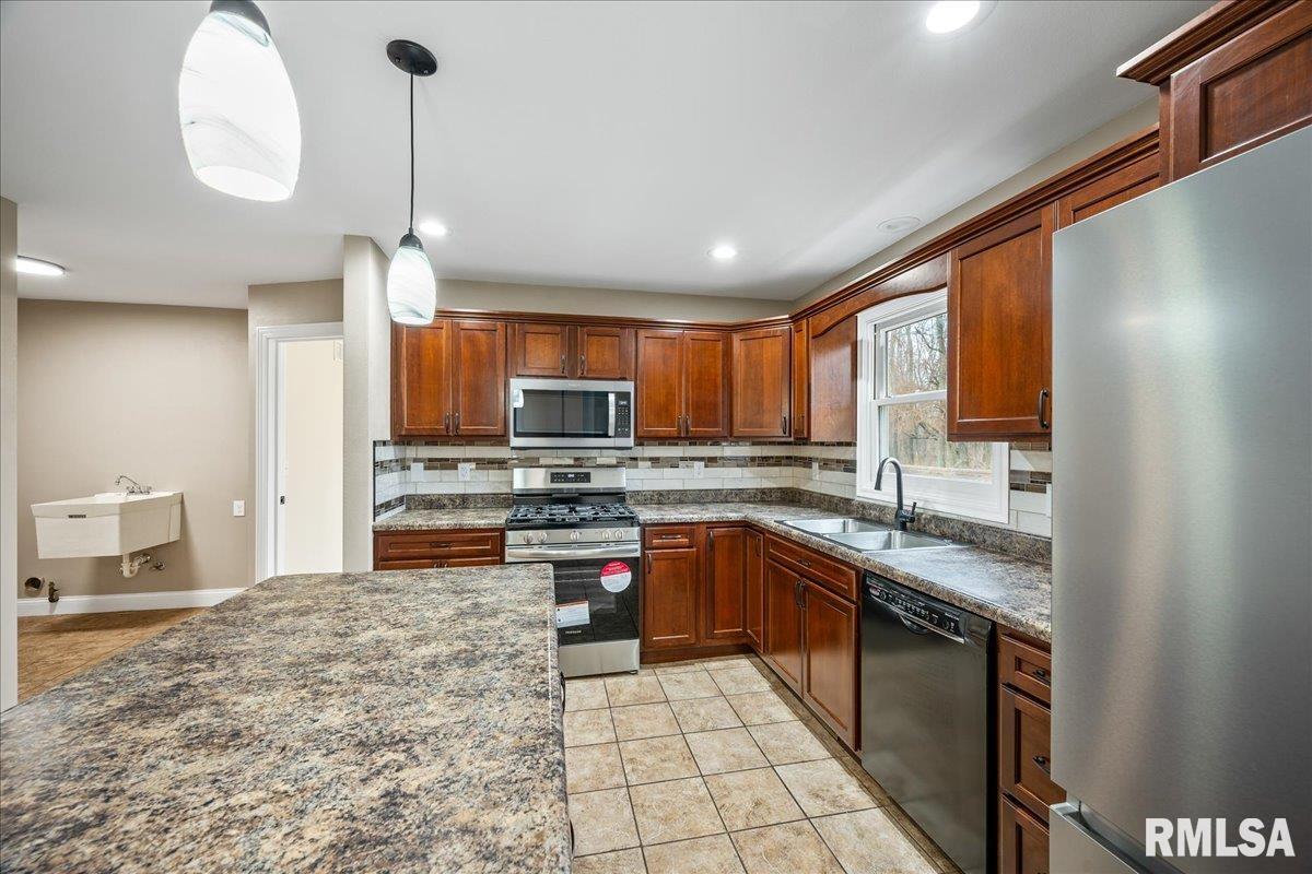 914 South Johanson Road Peoria, IL 61607 - Photo 9 of 32