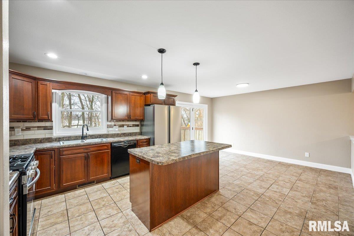 914 South Johanson Road Peoria, IL 61607 - Photo 10 of 32
