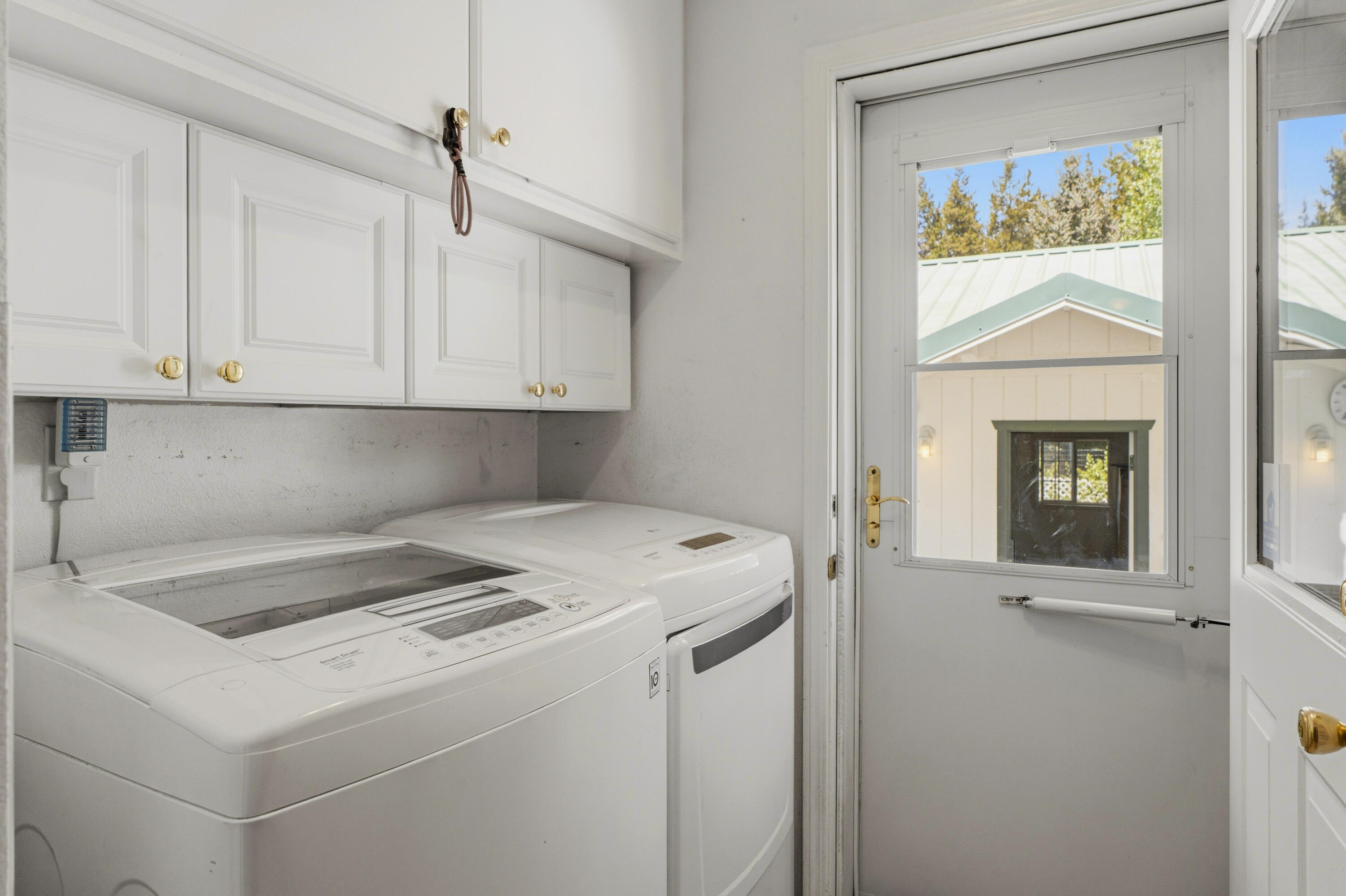 55885 Osprey Road Bend, OR 97707 - Photo 12 of 58 Mudroom with well kept washer and dryer.