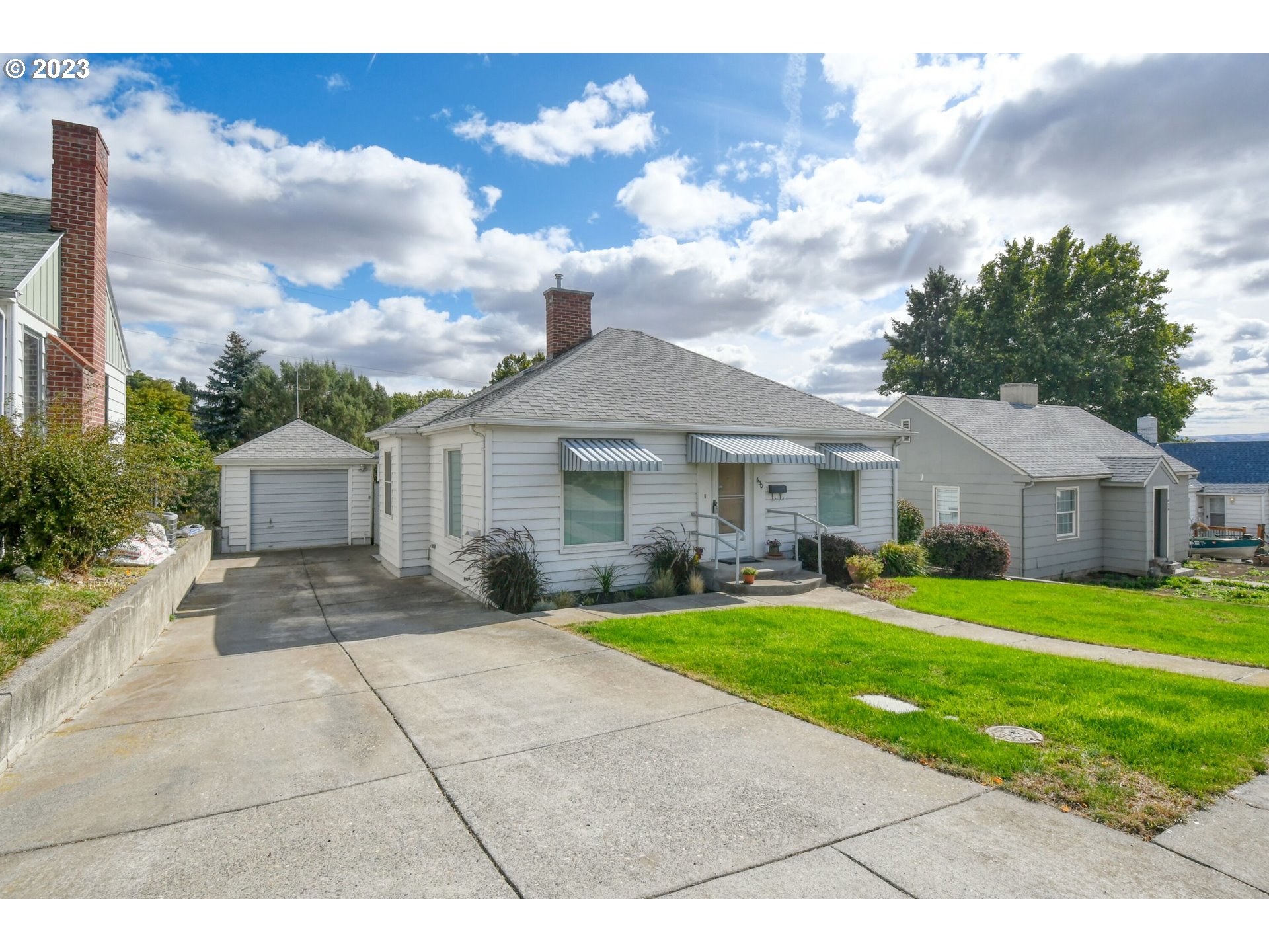 630 Northwest 9th Street Pendleton, OR 97801 - Photo 1 of 45 a front view of a house with garden