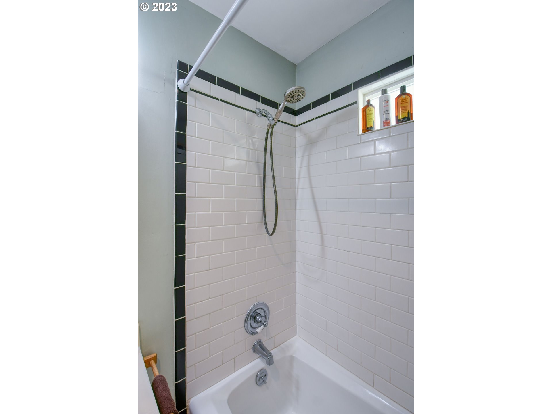 630 Northwest 9th Street Pendleton, OR 97801 - Photo 20 of 45 a bathroom with a shower and a sink