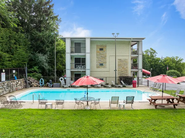 $239,000 | 227 Dewey Avenue, Unit 205, Fontana, WI 53125