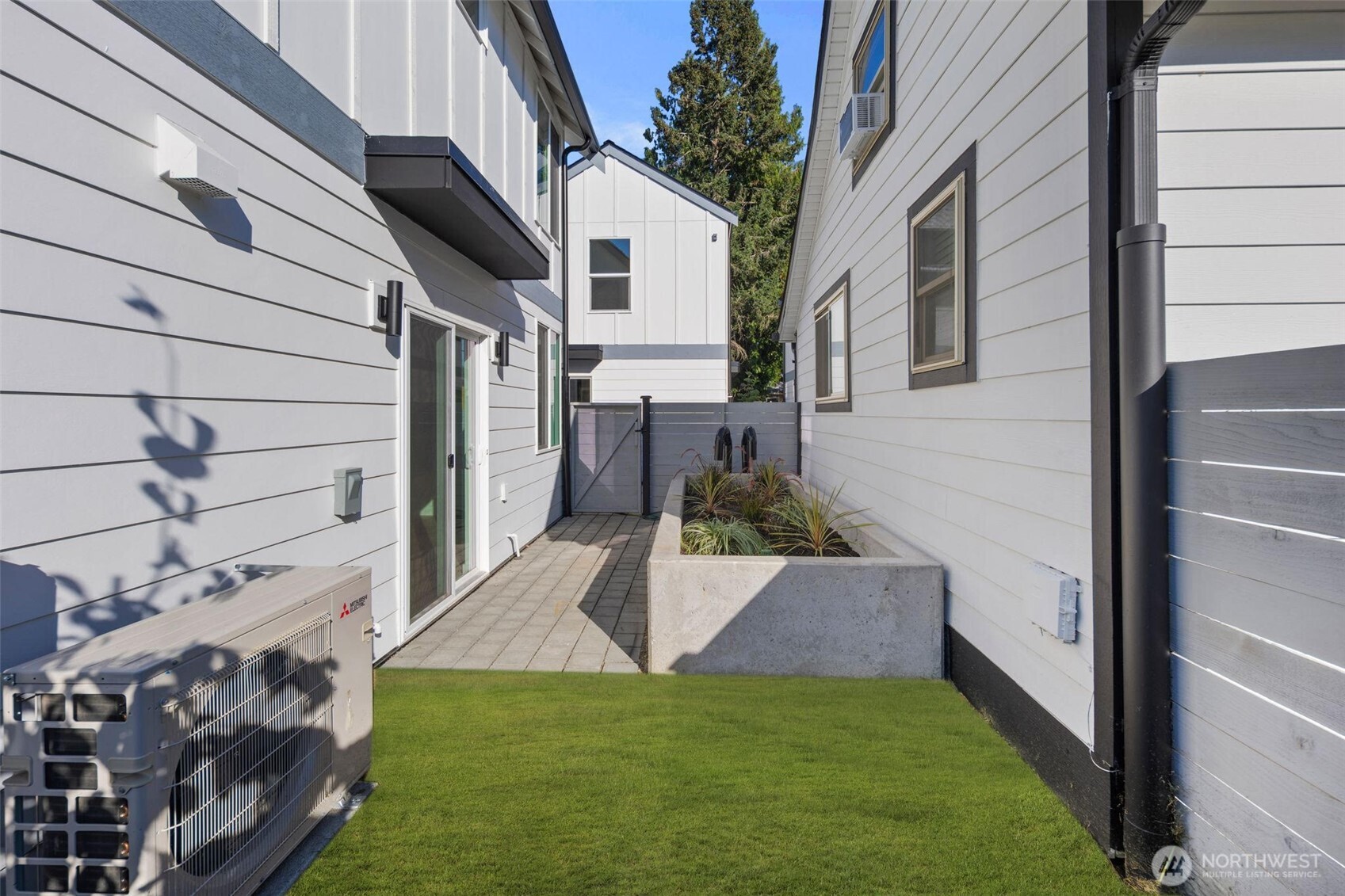 820 South Sullivan Street Seattle, WA 98108 - Photo 18 of 18 a view of an house with backyard and tub