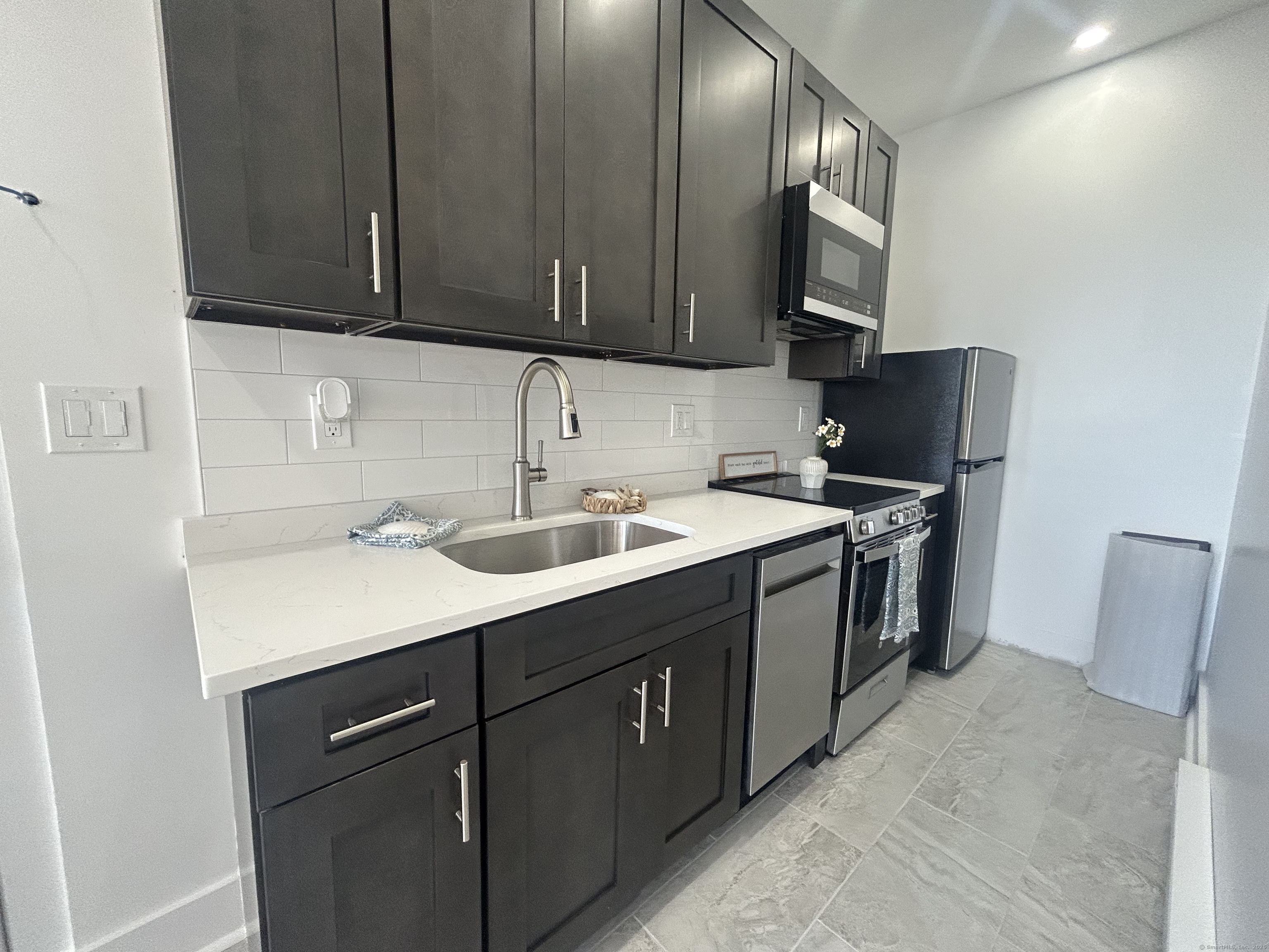 207 Bank Street, Unit 202 New London, CT 06320 - Photo 1 of 20