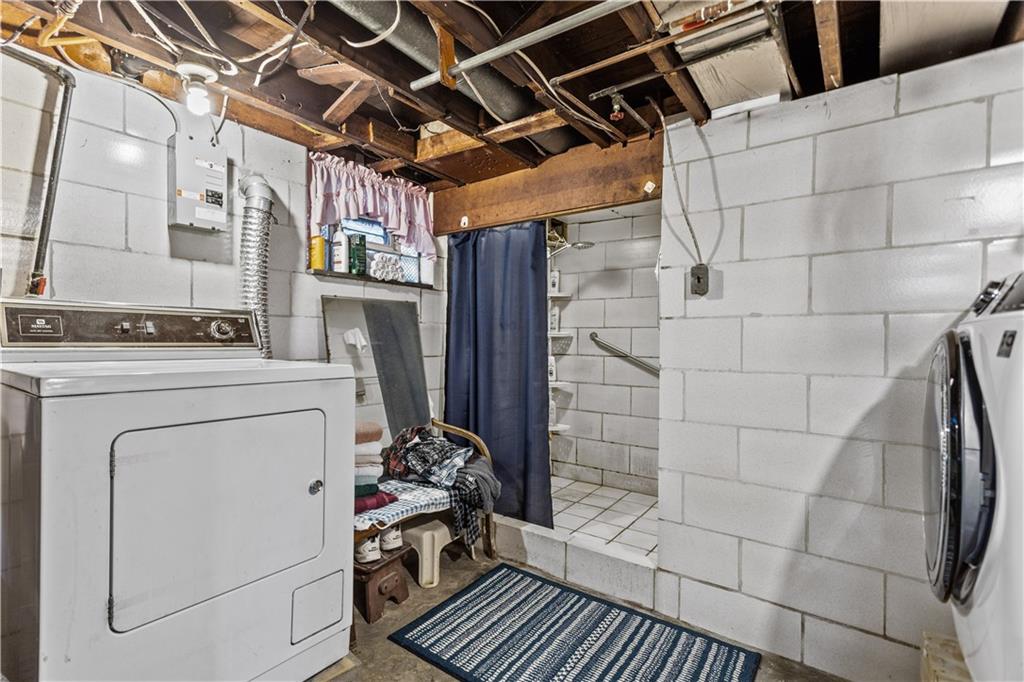 153 George Street Rochester, PA 15074 - Photo 17 of 25 a utility room with dryer and washer