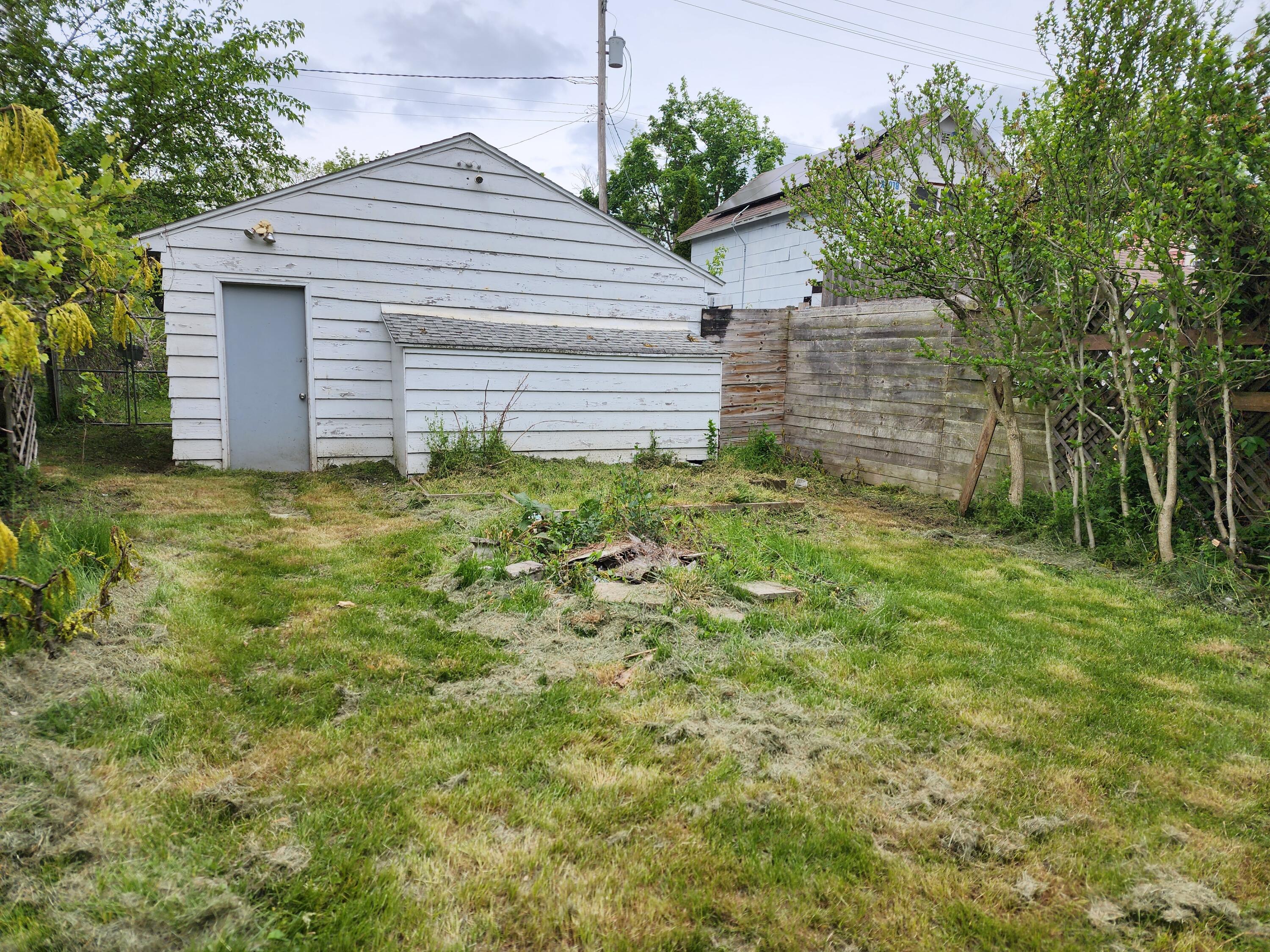 907 Russell Street Kalamazoo, MI 49001 - Photo 4 of 16 20250519_145408