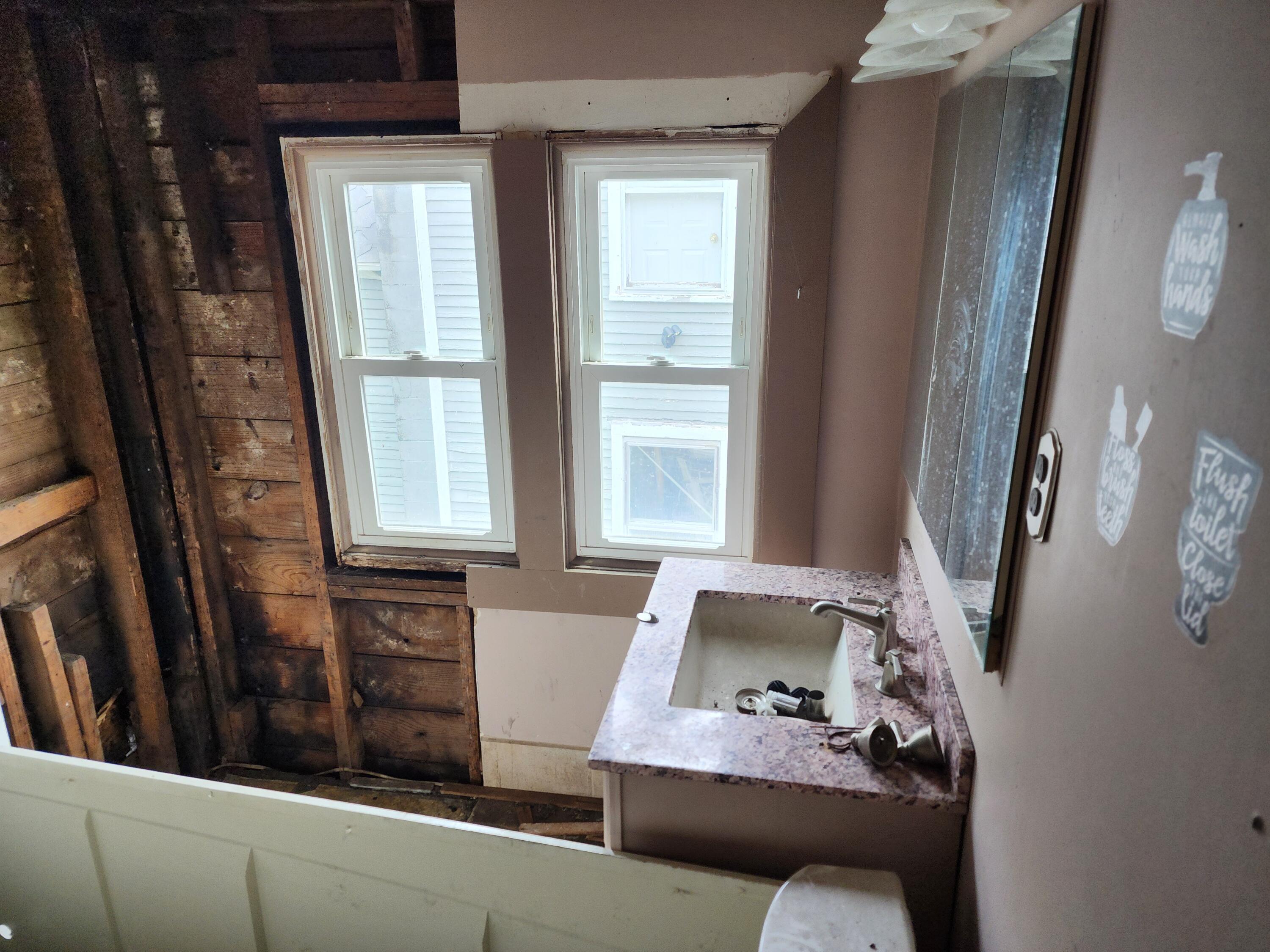 907 Russell Street Kalamazoo, MI 49001 - Photo 9 of 16 20250519_155634