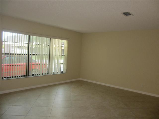 9290 Southwest 61st Way, Unit 27B Boca Raton, FL 33428 - Photo 9 of 14 Living Room