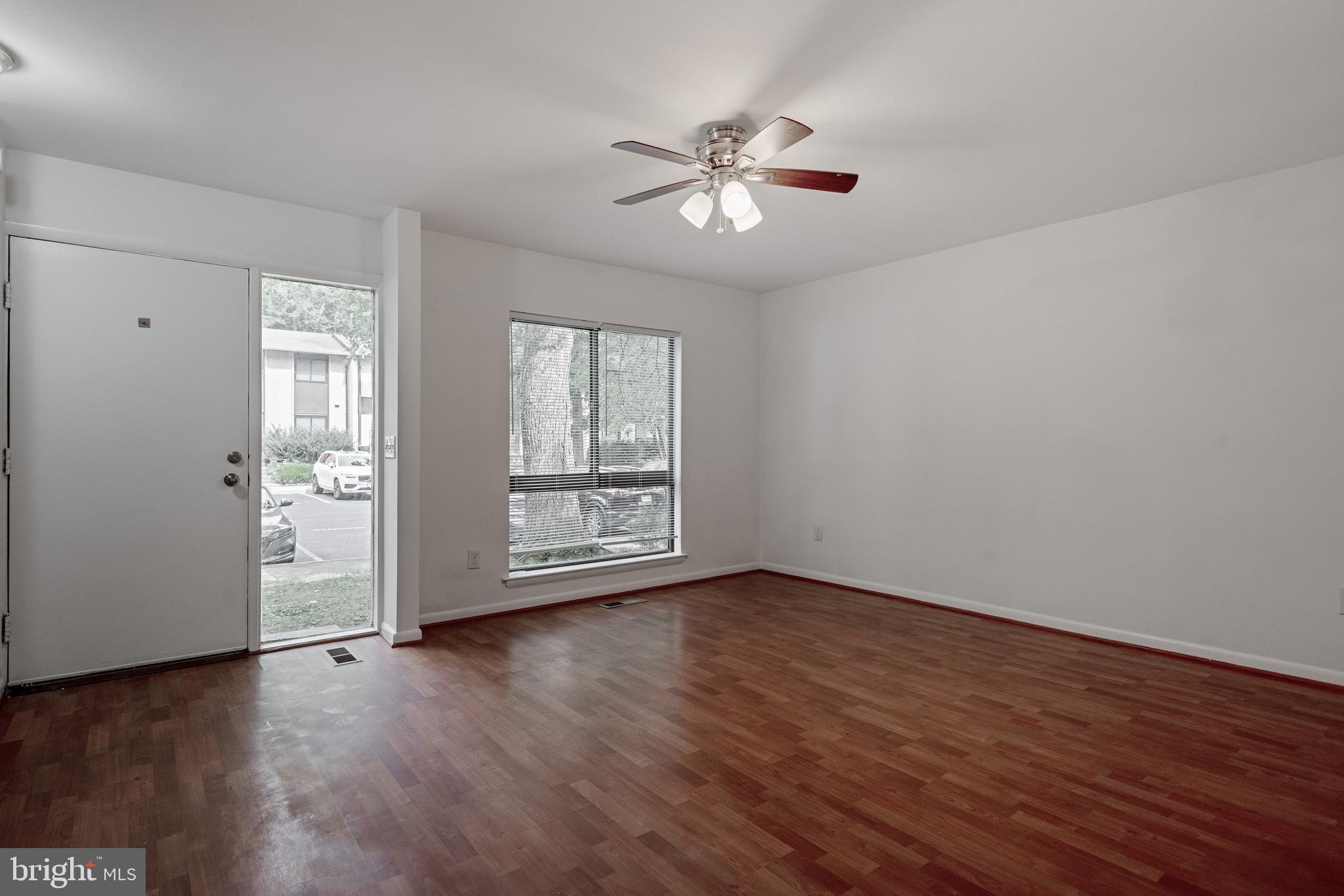 11841 Coopers Court Reston, VA 20191 - Photo 3 of 36 Family Room Light and bright