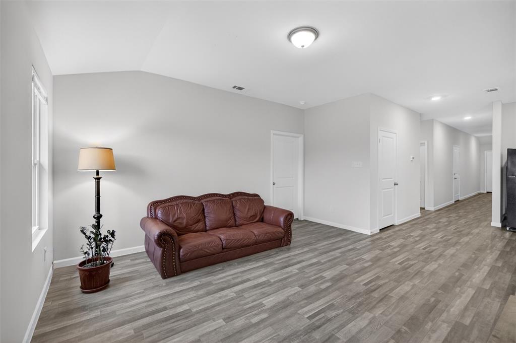 901 East 3rd Street Springtown, TX 76082 - Photo 5 of 38