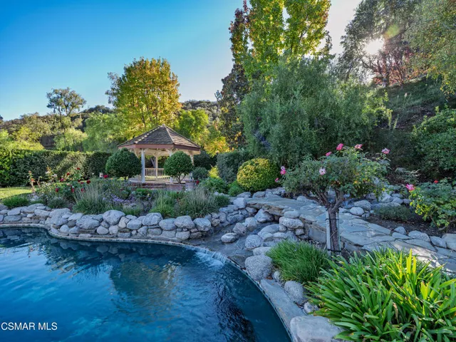 a view of an outdoor space