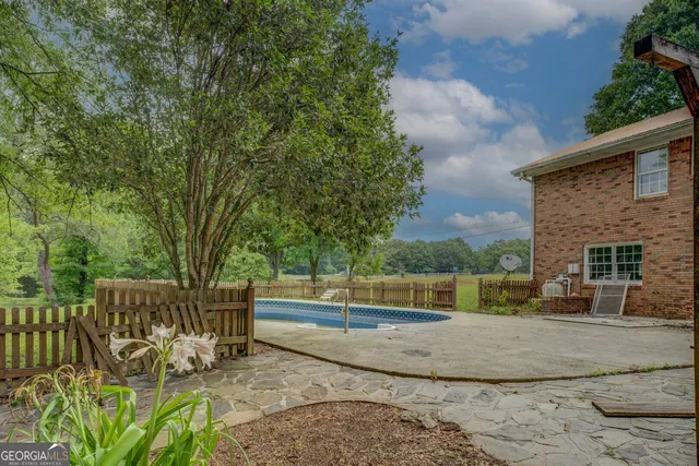 a view of a backyard