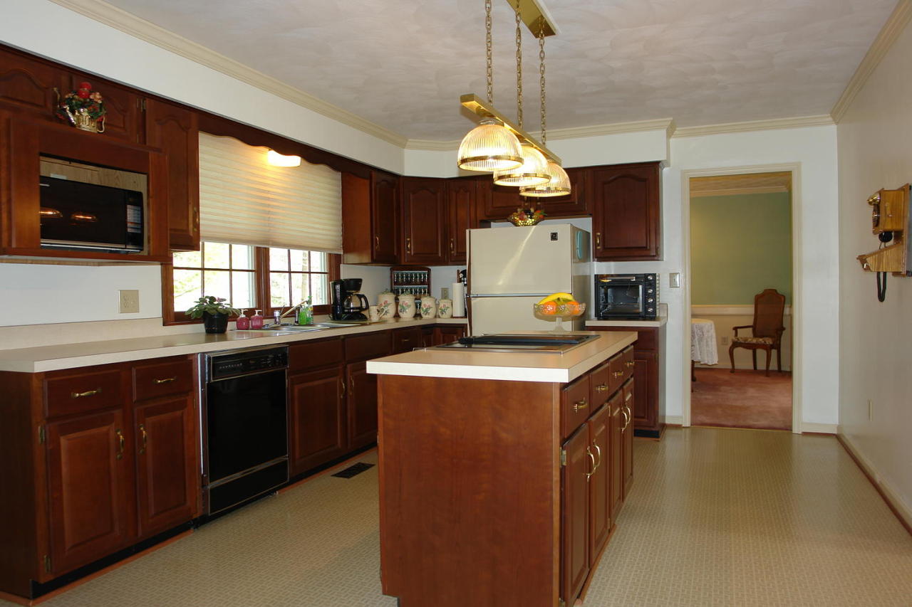 406 Stonehaven Lane Blue Ridge, VA 24064 - Photo 10 of 26 Kitchen