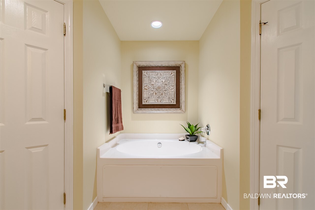 1401 North Alston Street Foley, AL 36535 - Photo 23 of 43 Jetted Tub