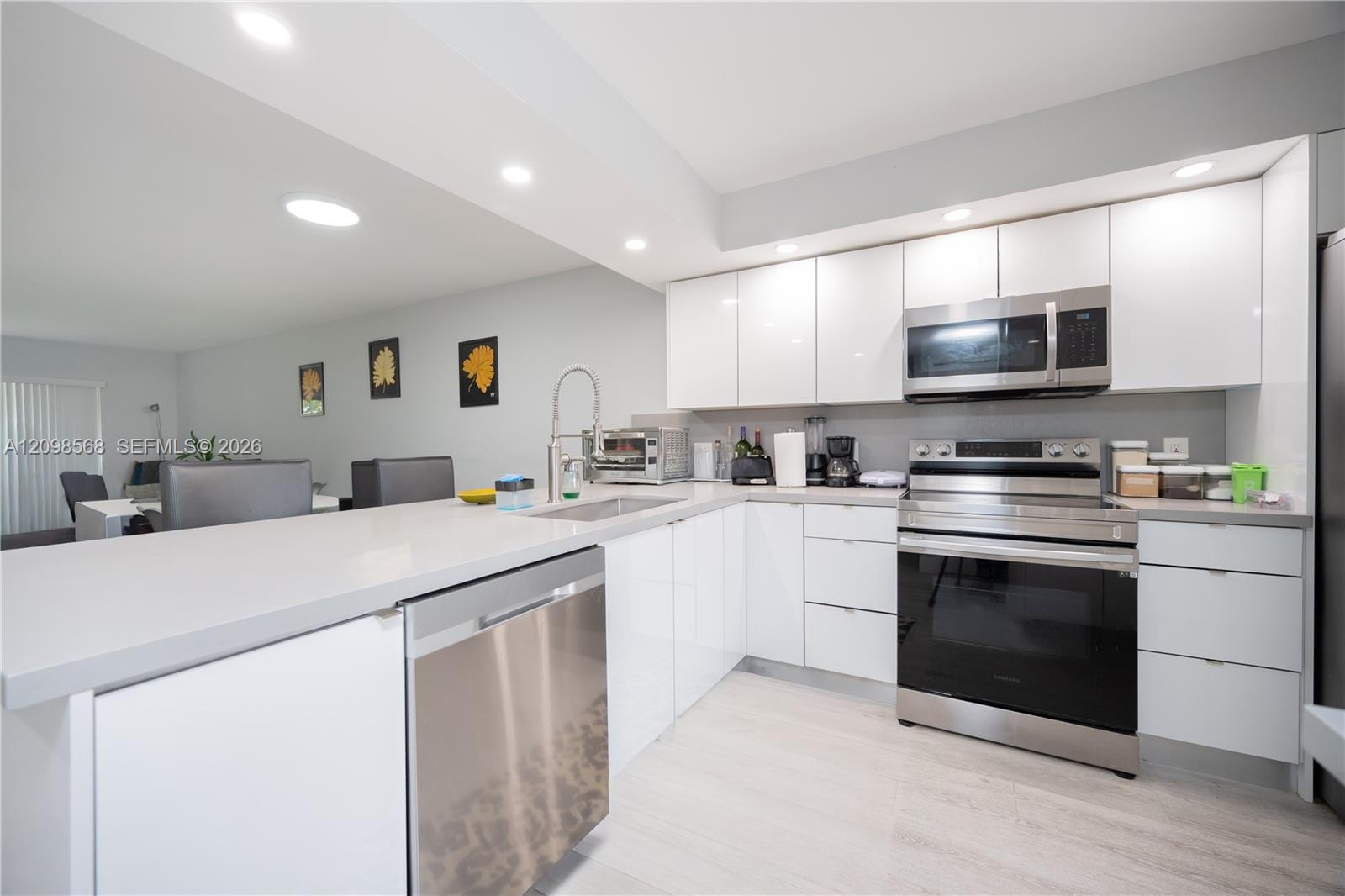350 Racquet Club Road, Unit 102 Weston, FL 33326 - Photo 5 of 31 Gallery Image 5