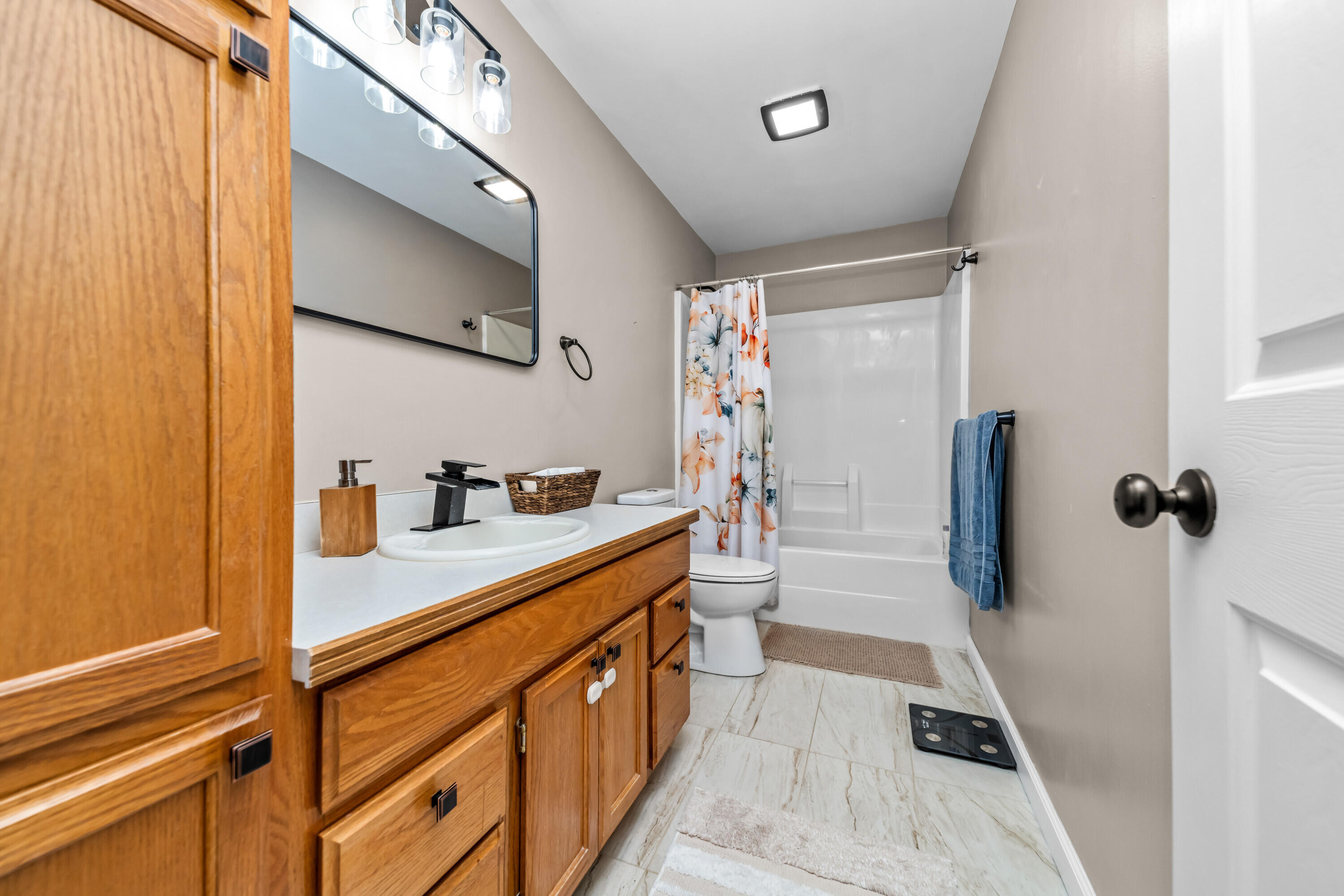 4240 East Commerce Road Commerce Township, MI 48382 - Photo 17 of 25 Main Bathroom