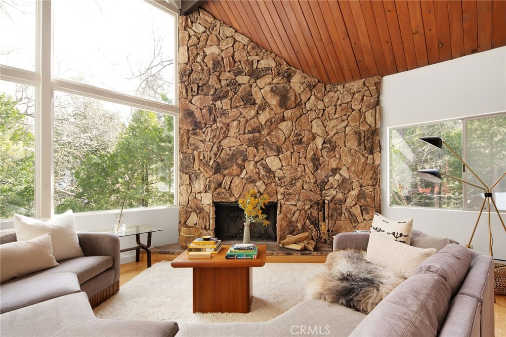 327 Hillside Road Lake Arrowhead, CA 92352 - Photo 1 of 1 Gallery Image 1