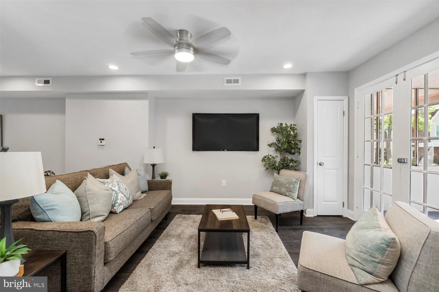 3627 Elkader Road Baltimore, MD 21218 - Photo 8 of 52 Living Room