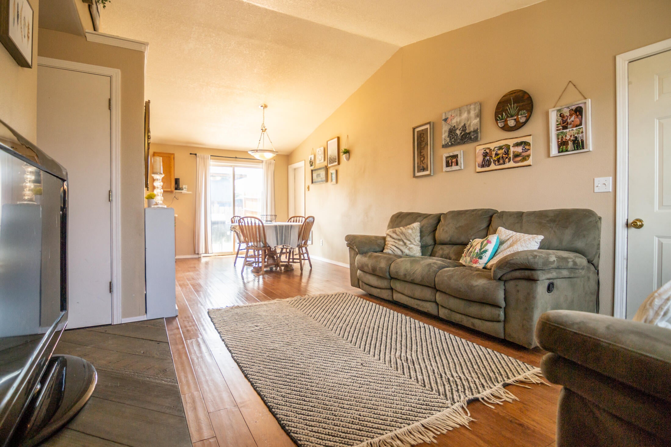 2046 Southwest 33rd Street Redmond, OR 97756 - Photo 4 of 30 DSC_0002