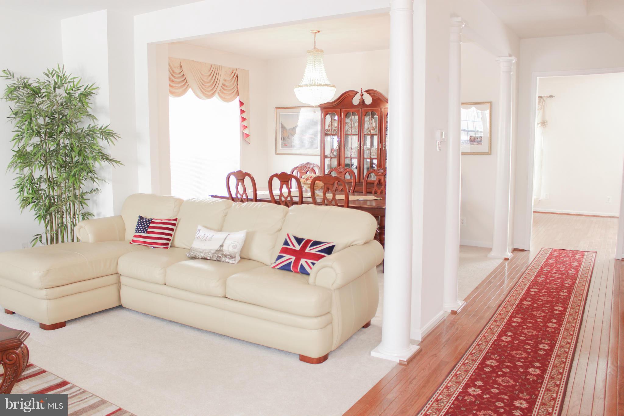 12511 Fox View Way Reston, VA 20191 - Photo 3 of 30 Living Room