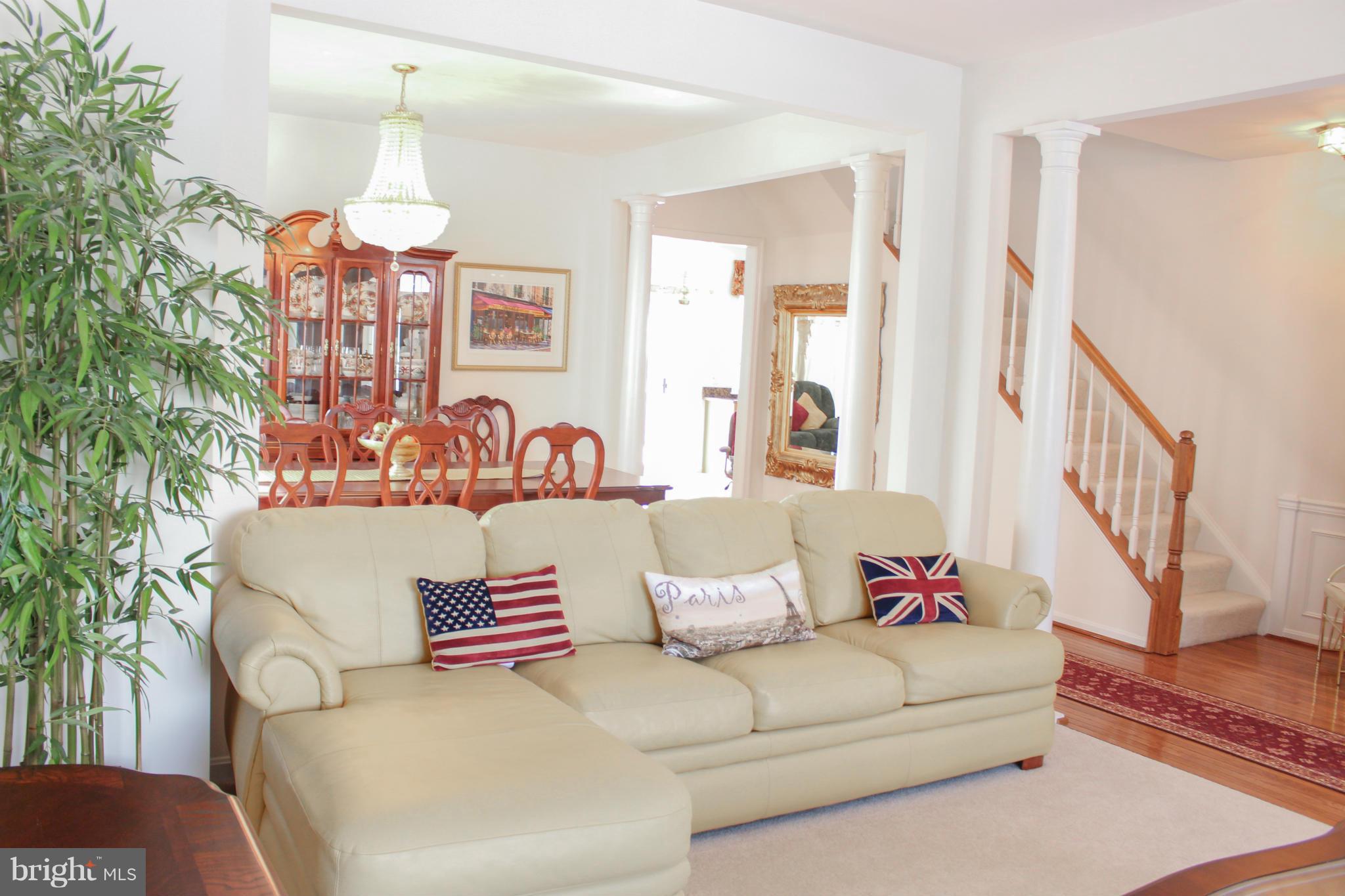 12511 Fox View Way Reston, VA 20191 - Photo 6 of 30 Living Room