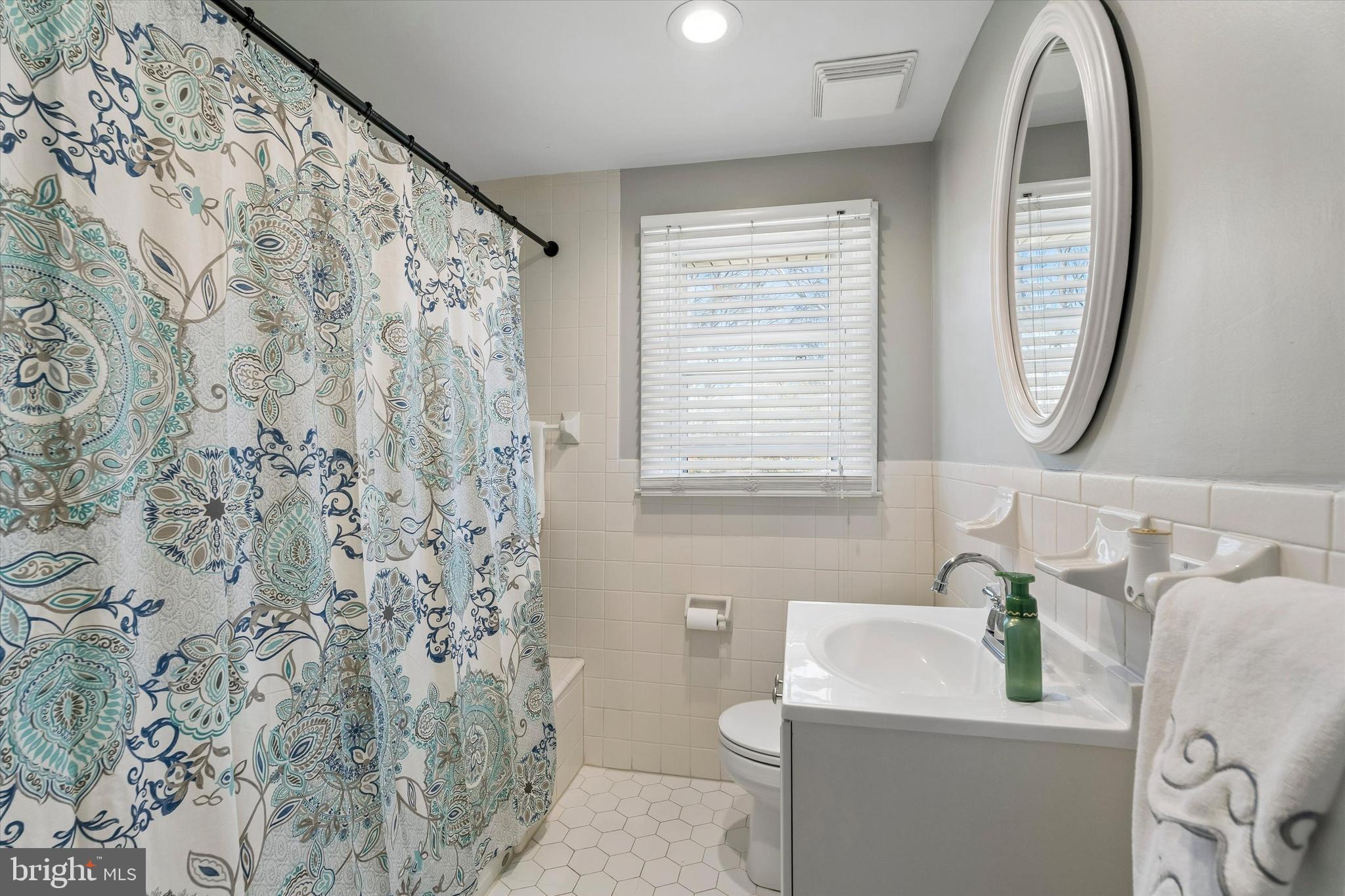 249 Gleaves Road Springfield, PA 19064 - Photo 31 of 34 a bathroom with a sink toilet and a mirror