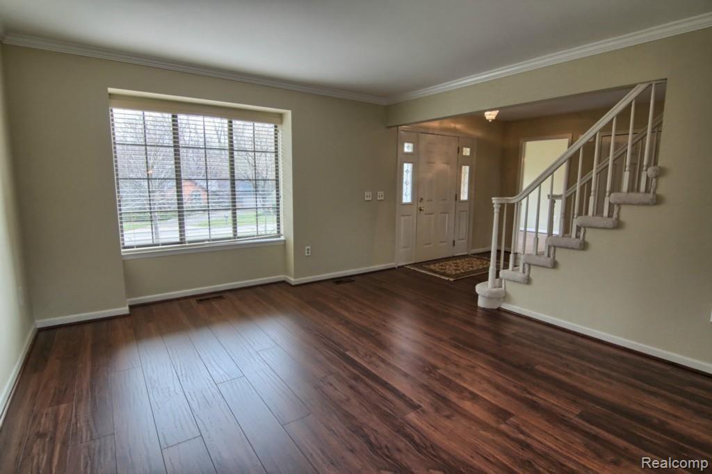 560 Longford Drive Rochester, MI 48309 - Photo 4 of 30 Living Room.jpg