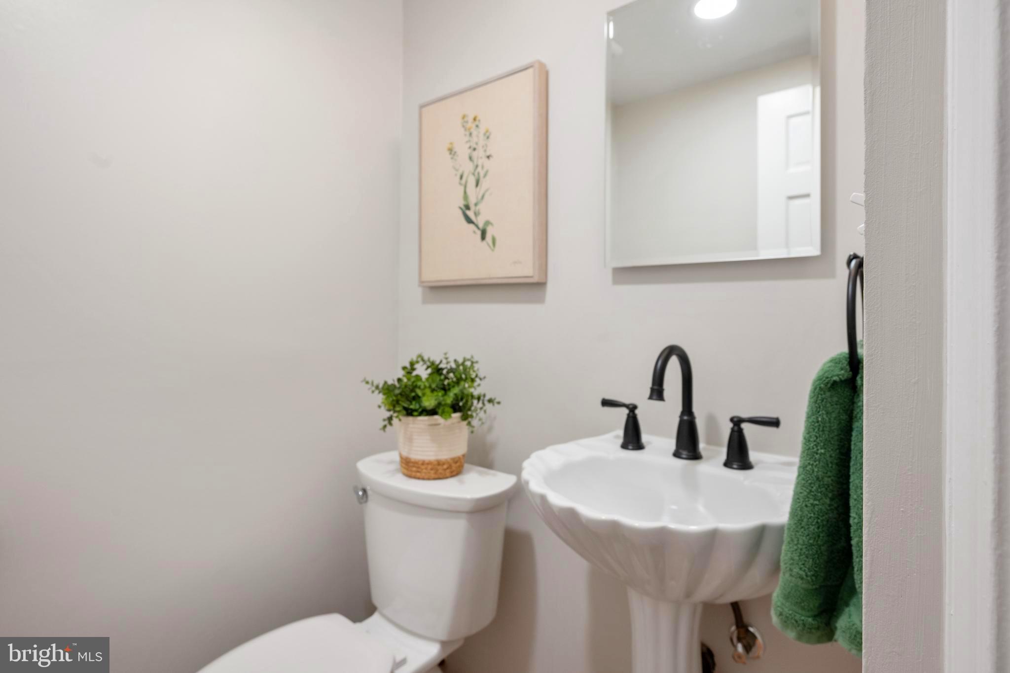 902 Emerald Drive Alexandria, VA 22308 - Photo 44 of 97 a bathroom with a toilet sink and mirror