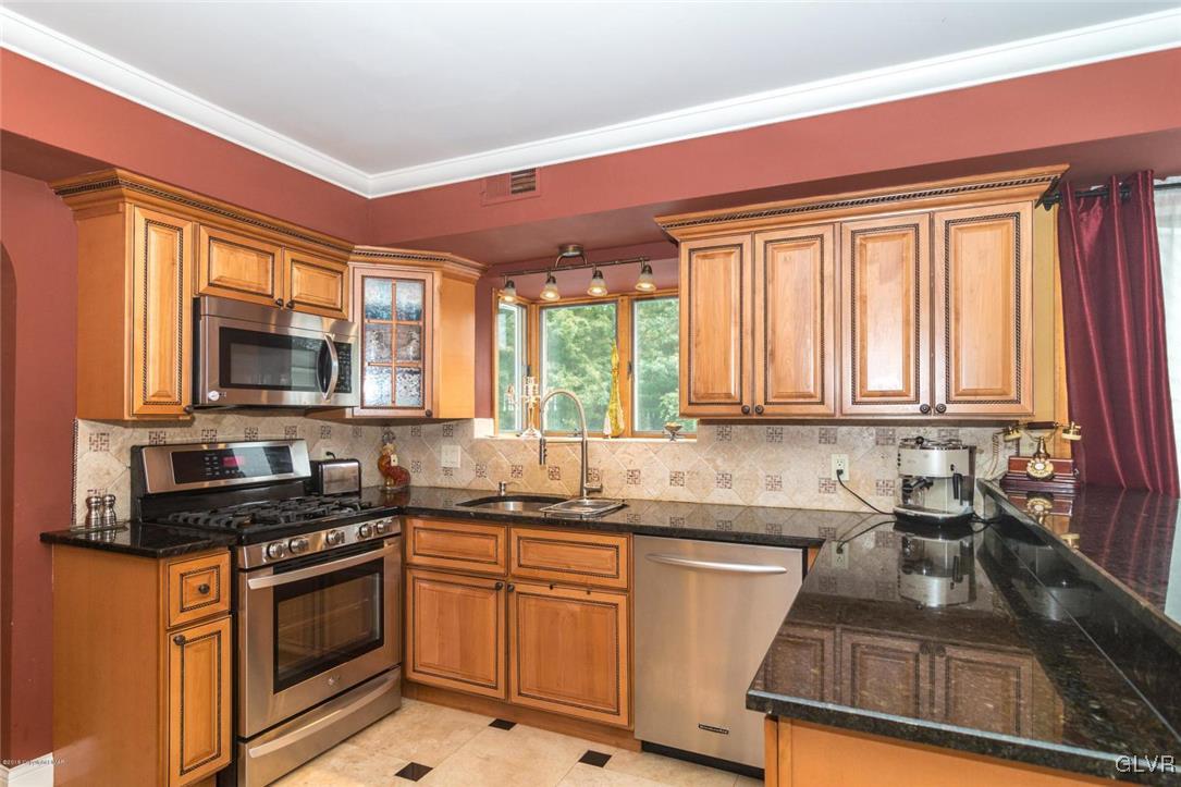 366 Evergreen Hollow Road Effort, PA 18330 - Photo 13 of 47 Main House Kitchen