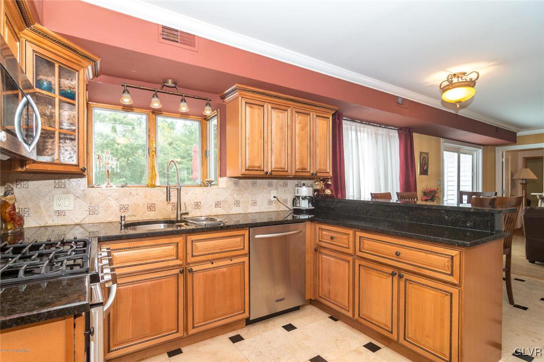 366 Evergreen Hollow Road Effort, PA 18330 - Photo 14 of 47 Main House Kitchen