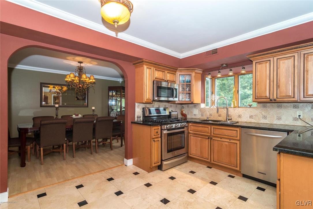 366 Evergreen Hollow Road Effort, PA 18330 - Photo 15 of 47 Main House Kitchen