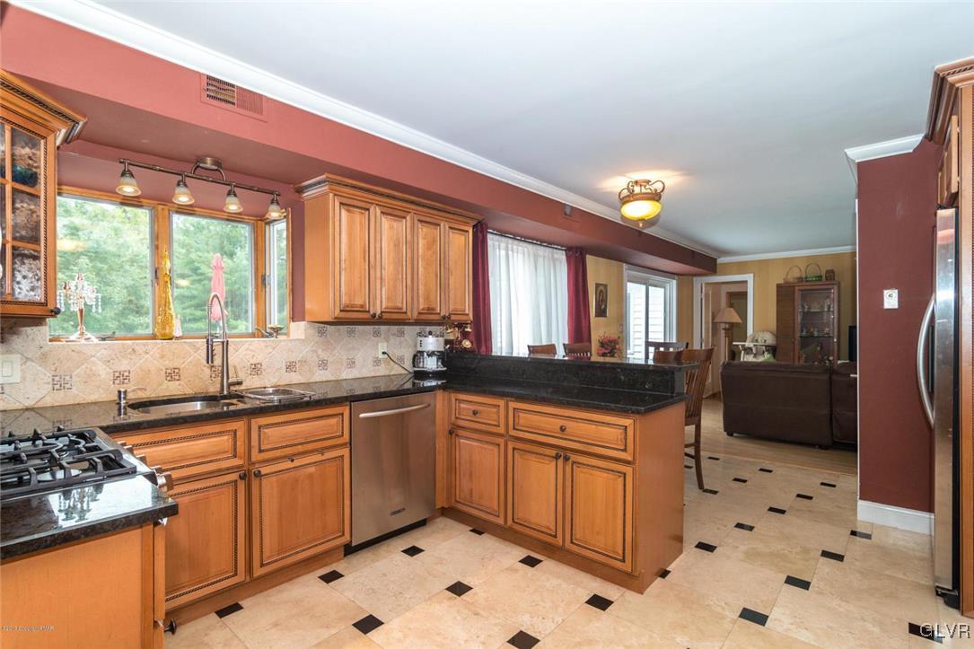 366 Evergreen Hollow Road Effort, PA 18330 - Photo 16 of 47 Main House Kitchen