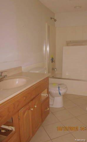 950 Francis Road Howell, MI 48843 - Photo 7 of 8 7 MAIN BATHROOM.JPG