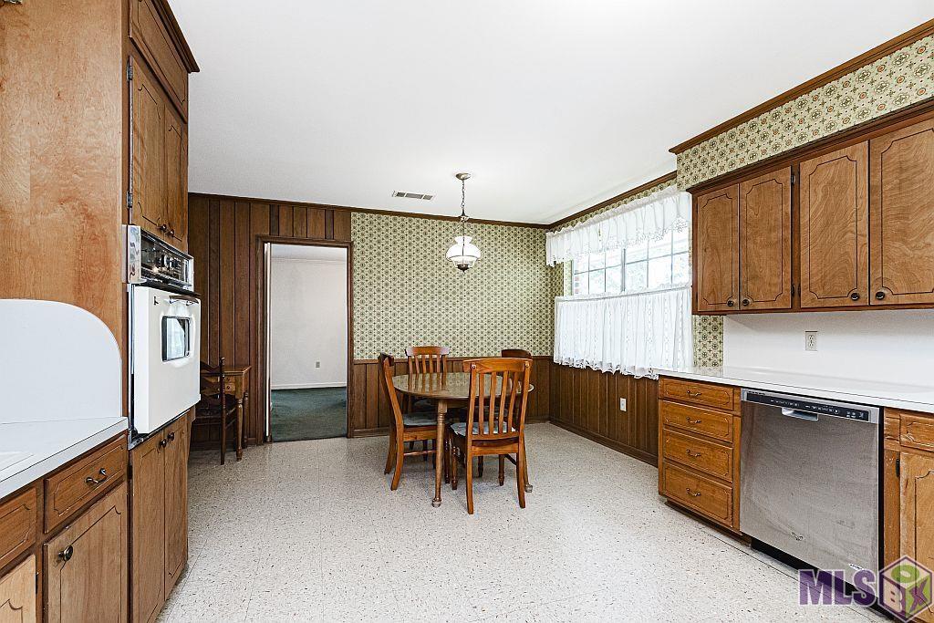 10391 Firelight Avenue Baton Rouge, LA 70815 - Photo 8 of 27 Kitchen to Breakfast Room